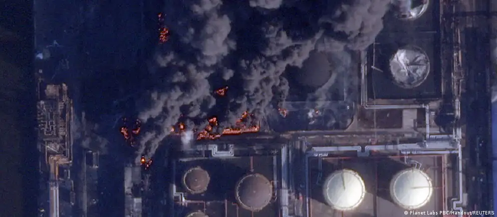 Силы ПВО отражали крупную ночную атаку дронов: зафиксированы удары по нефтяным объектам, повреждения в Ярославской области, жертвы и разрушения в Ростове и Белгороде. Минобороны сообщает о сотнях сбитых БПЛА.