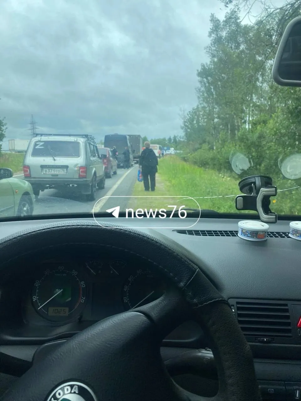 Житель Семибратово, выехавший в 6:30, сообщил о пятичасовой задержке на трассе М‑8; попытка объехать через Коромыслово также не помогла — дорога была перекрыта.