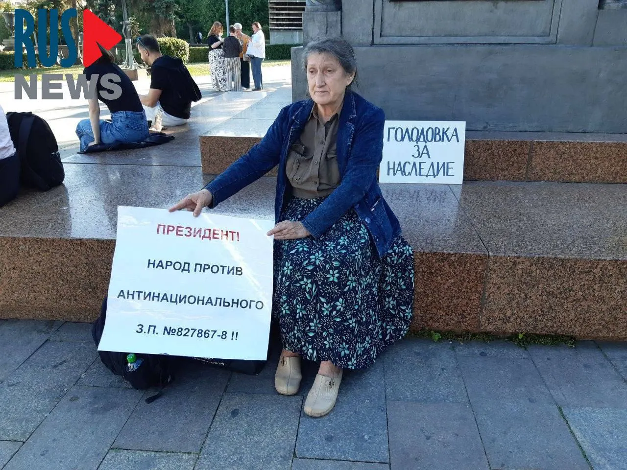 Председатель новосибирского отделения ВООПИК Наталья Шамина объявила голодовку у памятника Кириллу и Мефодию в Москве в знак протеста против законопроекта о передаче регионам права исключать объекты культурного наследия; через час её задержала полиция.