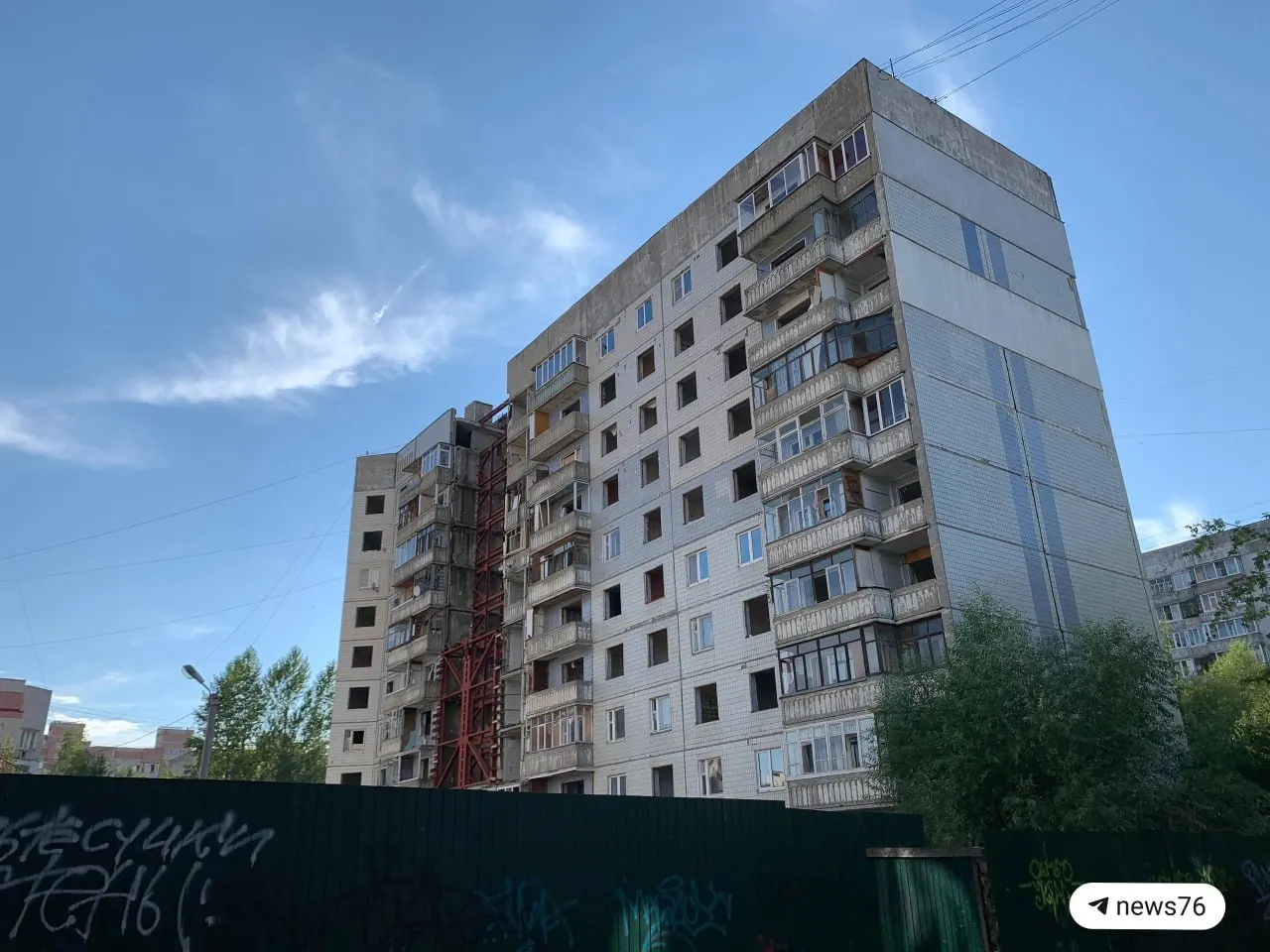 В доме на улице Батова осталось девять нерасселённых квартир: по четырём решения уже приняты, по пяти соглашения с собственниками ещё не подписаны. Власти ждут окончания сроков согласований, после чего могут обратиться в суд для передачи дома.