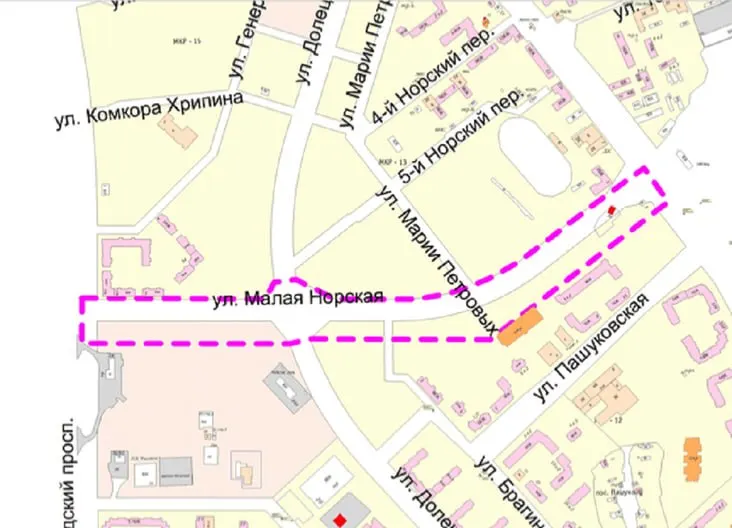 Проект предусматривает четырехполосную магистраль длиной 1,05 км с тротуарами; обсуждения пройдут с 28 июля по 3 августа 2026 года на портале города и в департаменте градостроительства.