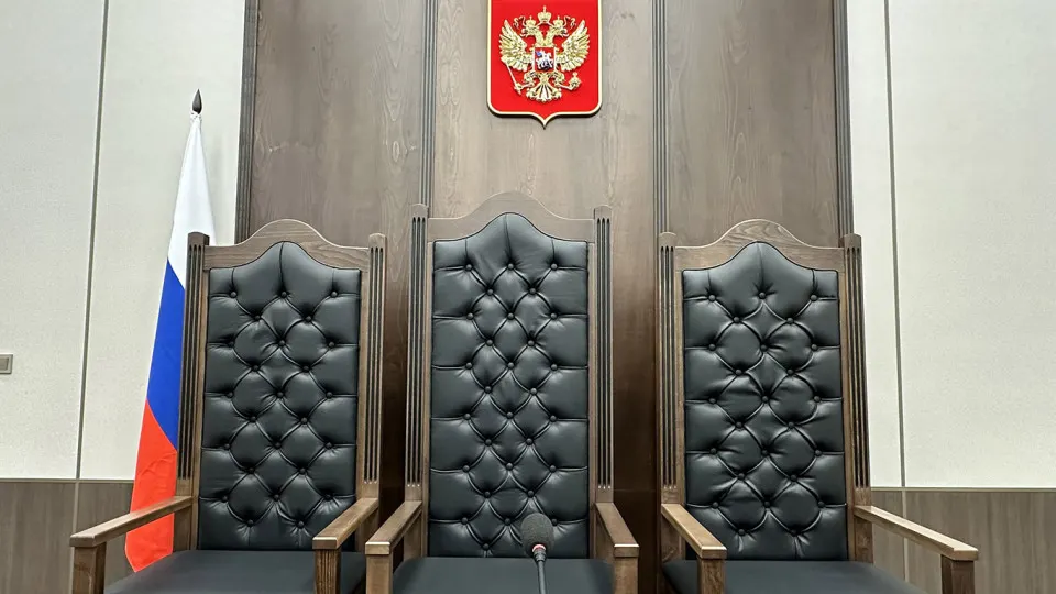 Правительственная комиссия поддержала законопроект, позволяющий привлекать в аппараты судов студентов юридических вузов и специалистов с средним профессиональным образованием для ряда должностей. Инициатива призвана сократить кадровый дефицит, но эксперты предупреждают о рисках и необходимости улучшения условий труда.