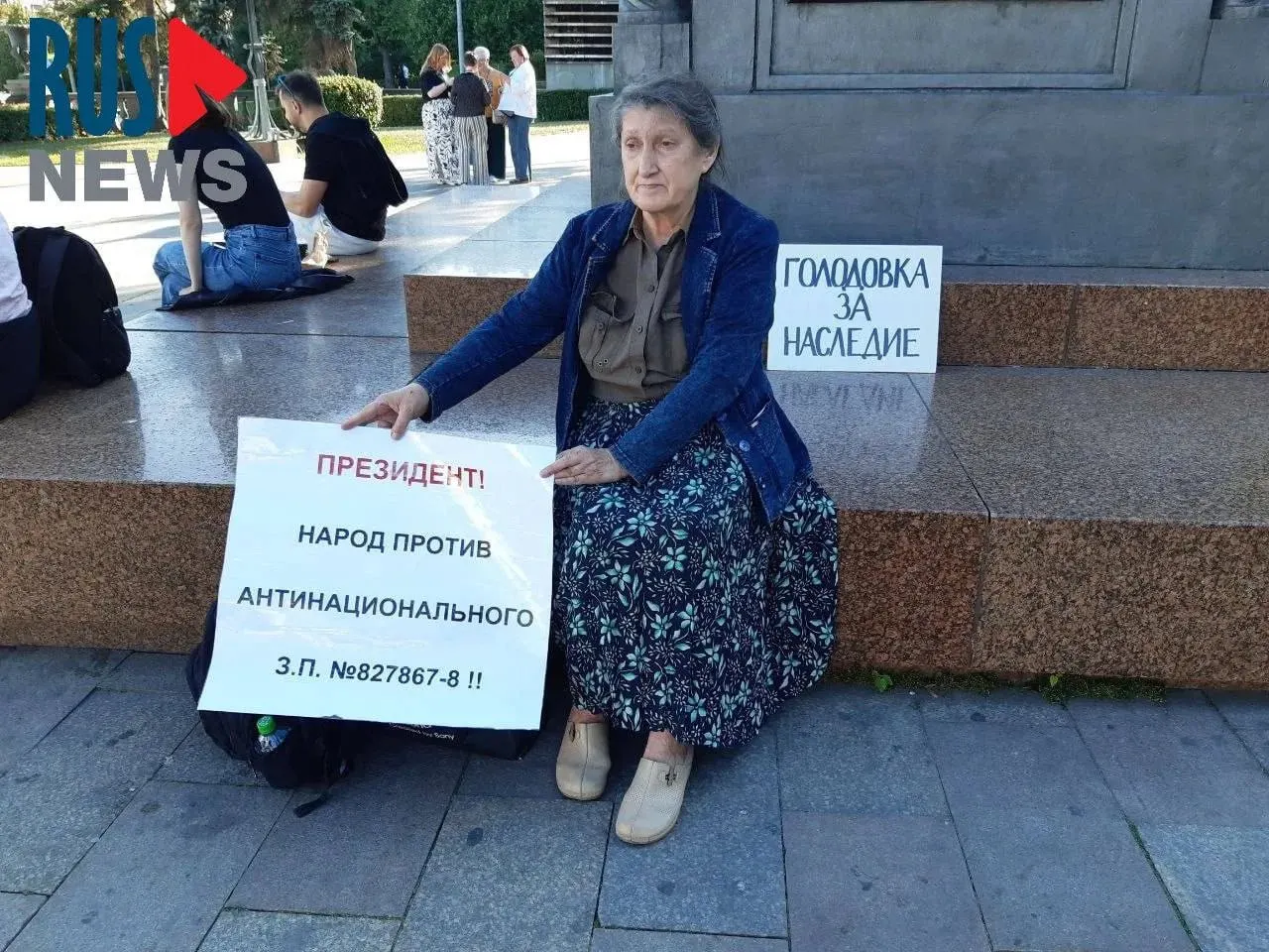 Активистки протестуют против закона, позволяющего регионам снимать охранный статус с памятников. Одна из участниц была доставлена в психиатрическую больницу; правозащитники готовят жалобы.