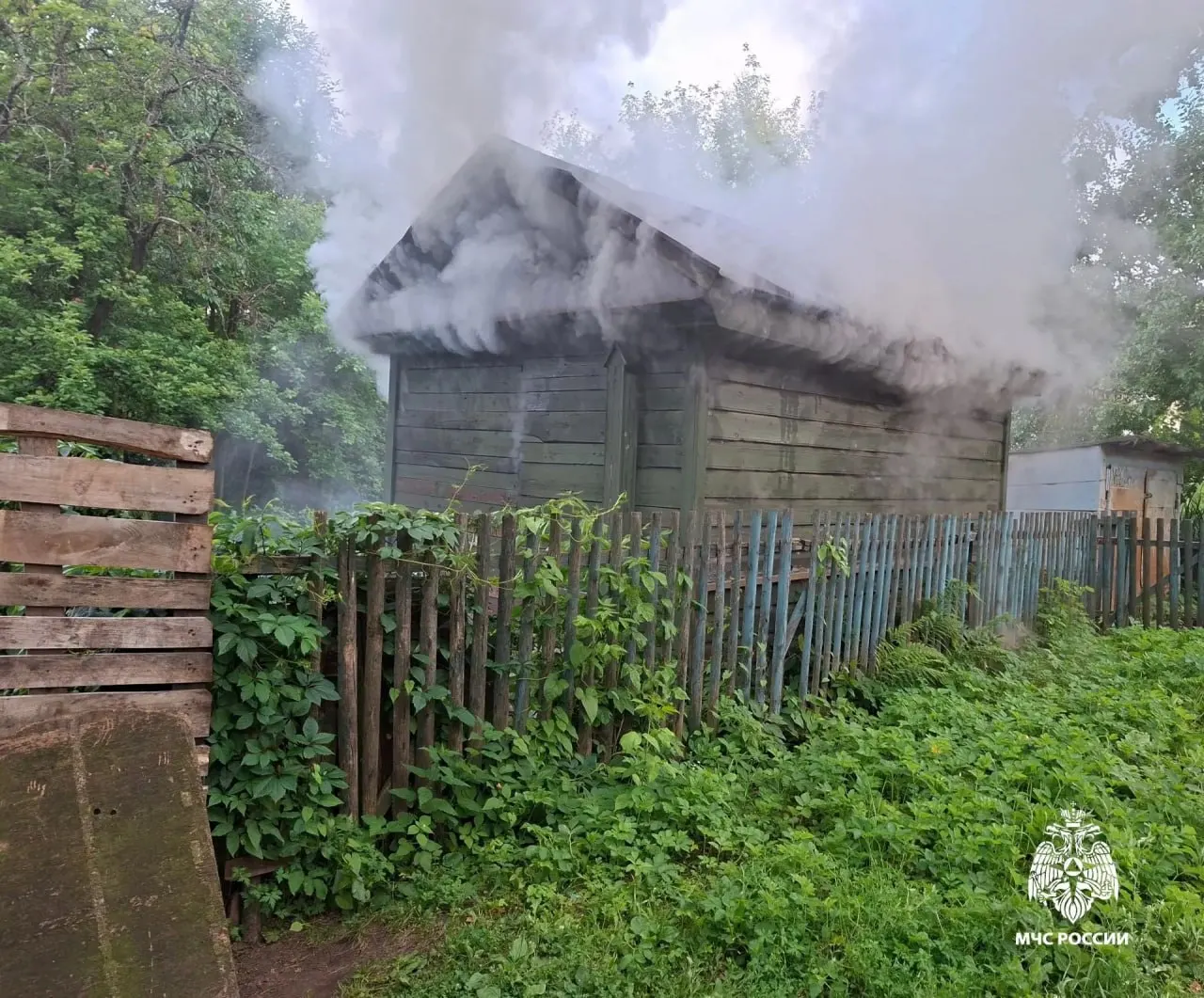 20 июля в дачном доме на ул. Цветочной произошёл пожар: повреждены кровля и внутренние помещения, пострадавших нет. По предварительной версии причиной стало занесение открытого источника огня — проводится проверка.