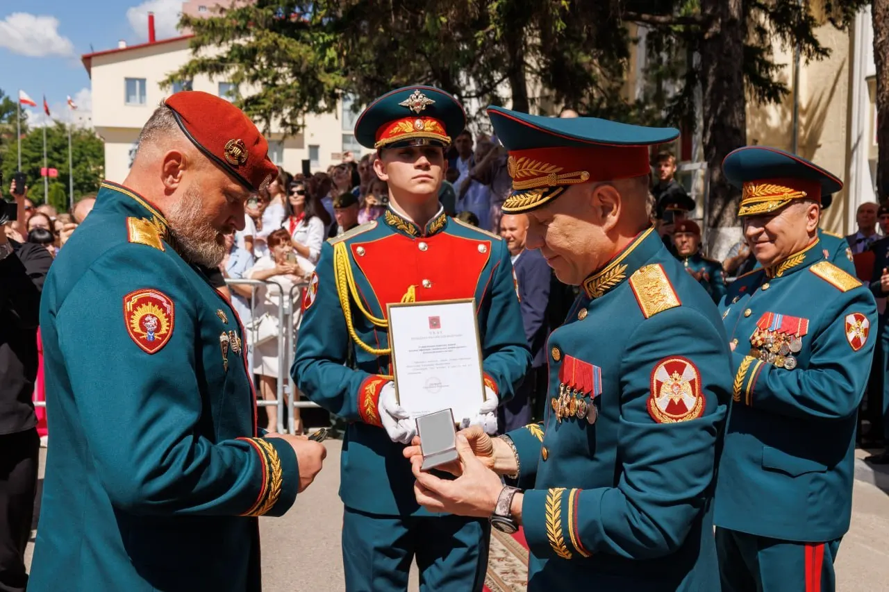 Начальнику Саратовского института войск национальной гвардии Александру Белоглазову присвоено воинское звание генерал-лейтенанта; погоны вручил заместитель директора Росгвардии Анатолий Маликов.