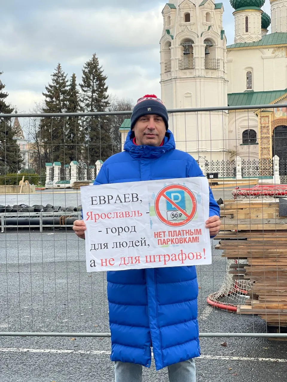 Против лидера местного движения Андрея Броя составлен протокол по ч.7 ст. 13.15 КоАП РФ за публикацию материала с звуком атаки дронов; дело направлено в мировой суд Кировского района, слушание назначено на 12 августа.