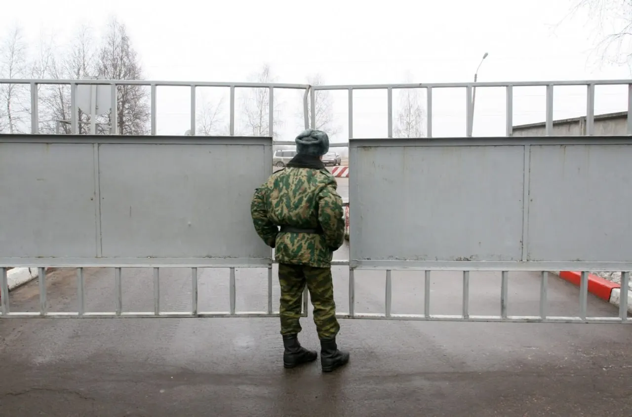 Депутат из Томска заявляет, что пропавших без вести военнослужащих всё чаще признают самовольно покинувшими часть (СОЧ). Такой статус лишает семьи положенных выплат, а выплаты по гибели военнослужащих задерживаются.