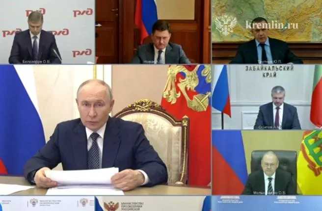 Александр Осипов доложил президенту о проблемах с поставками топлива в регионе и предложил строить сеть малых НПЗ и наращивать импорт для обеспечения стабильности снабжения. Президент поддержал вовлечение малого и среднего бизнеса в производство нефтепродуктов.