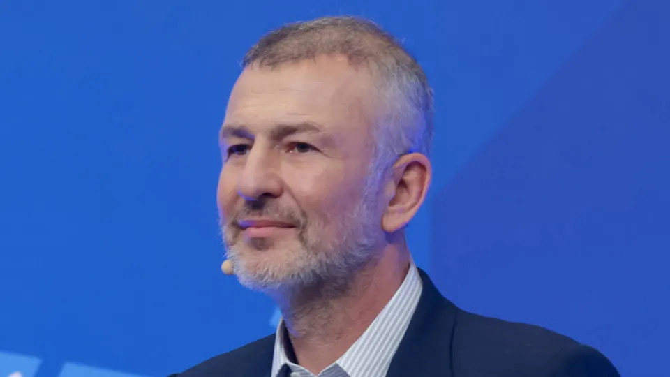 Миллиардер Андрей Мельниченко урегулировал спор вокруг СИБЭКО, переведя 32 млрд рублей в пользу образовательного центра «Сириус»; после этого Генпрокуратура отозвала иск о национализации.
