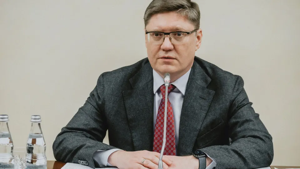 Заместитель руководителя фракции призвал не поддаваться на провокации и заявил, что перебои с топливом — следствие ударов противника. Между тем переработка нефти резко сократилась, введены региональные ограничения и очереди на АЗС.