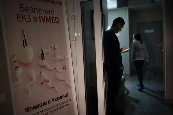 Депутаты приняли поправки в закон «О ветеранах»: после вступления документа в силу права на бесплатные вспомогательные репродуктивные технологии получат супруги и вдовы военнослужащих, а также женщины‑ветераны с инвалидностью. Суррогатное материнство и криоконсервация останутся платными.
