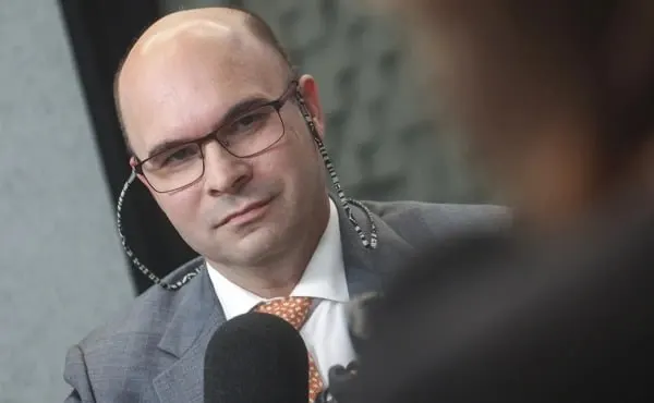 Заботкин в течение часа отвечал на вопросы слушателей и дал оценки по курсу рубля, инфляции, банковским вкладам и бюджетной политике.