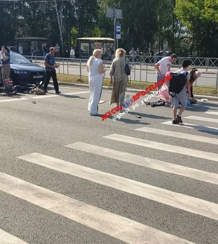 На проспекте Авиаторов в Ярославле велосипедист оказался на проезжей части после наезда — на месте собрались прохожие, кадры происшествия появились в сети.