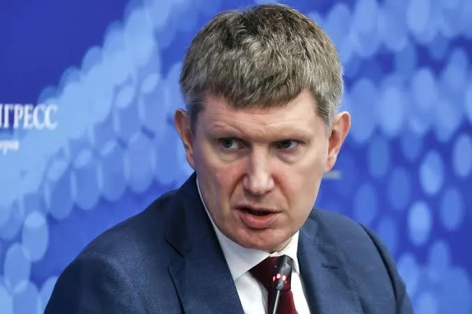 Минэкономразвития утвердило новые правила: с 1 сентября 2026 года гостиницы с более чем 50 номерами должны подтверждать личность постояльцев через национальный мессенджер при отсутствии документов. Для внедрения технологий и обучения персонала привлекут технологических партнёров.