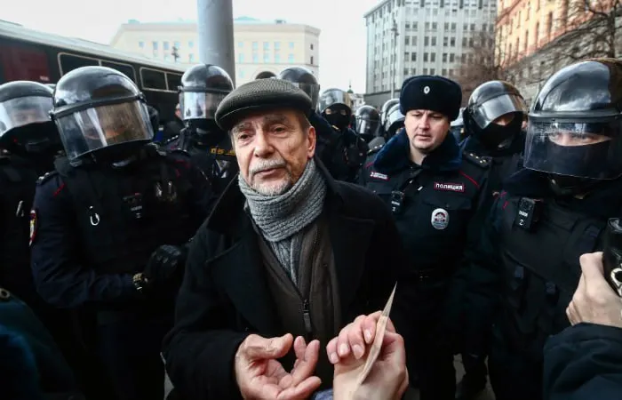 В Хорошевском суде Москвы началось заочное рассмотрение дела против 84‑летнего Льва Пономарева. Прокуратура просит 6,5 года колонии и десять лет запрета на администрирование интернет‑сайтов по статьям об «иноагенте» и «нежелательной» организации.