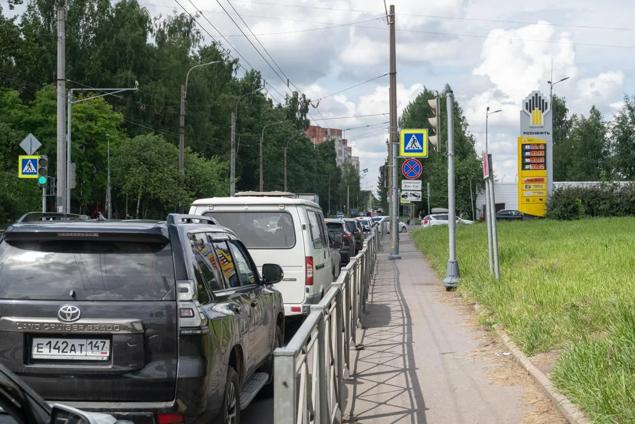 Проверка нескольких петербургских заправок показала, что в городе по-прежнему привозят бензин Евро‑5. Работники АЗС отмечают наличие запасов и советуют клиентам проверять документы на партию топлива.