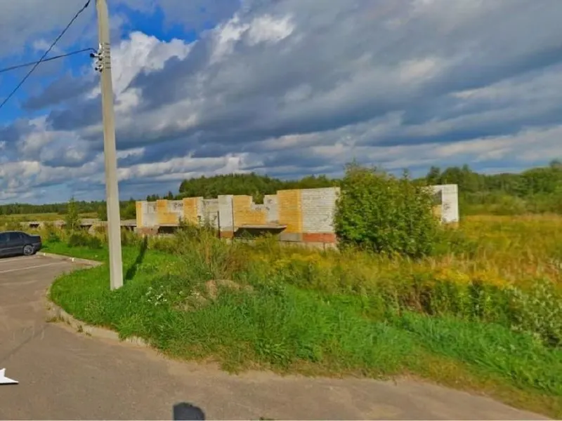 Частично возведённый многоквартирный дом площадью 1 716 м² с участком 0,5 га арестован из‑за долгов и выставлен на торги с начальной ценой 20,3 млн рублей.