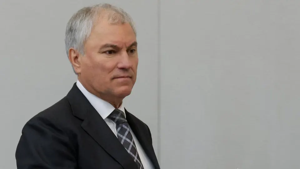 Спикер Госдумы назвал приоритетным развитие городского электротранспорта, а глава транспортного комитета призвал автомобилистов набраться терпения: в большинстве регионов введены лимиты и очереди на АЗС.
