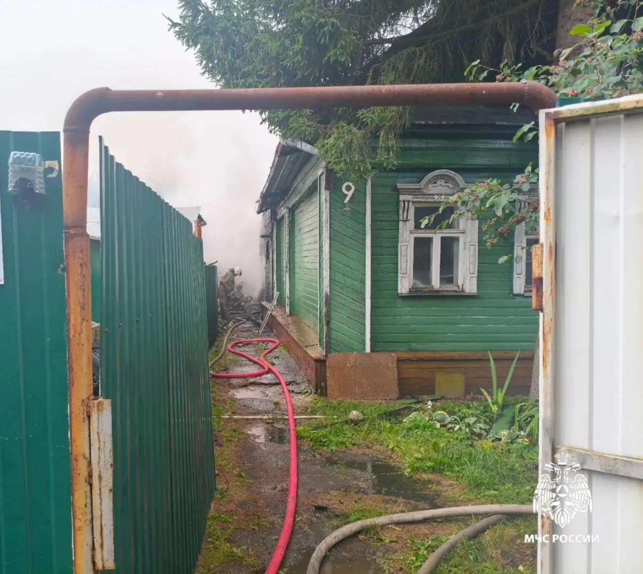 Пожар в частном доме на 5-й Тверицкой улице произошёл утром 5 июля. Пострадали две женщины и трое детей, все госпитализированы с ожогами; причина возгорания выясняется.