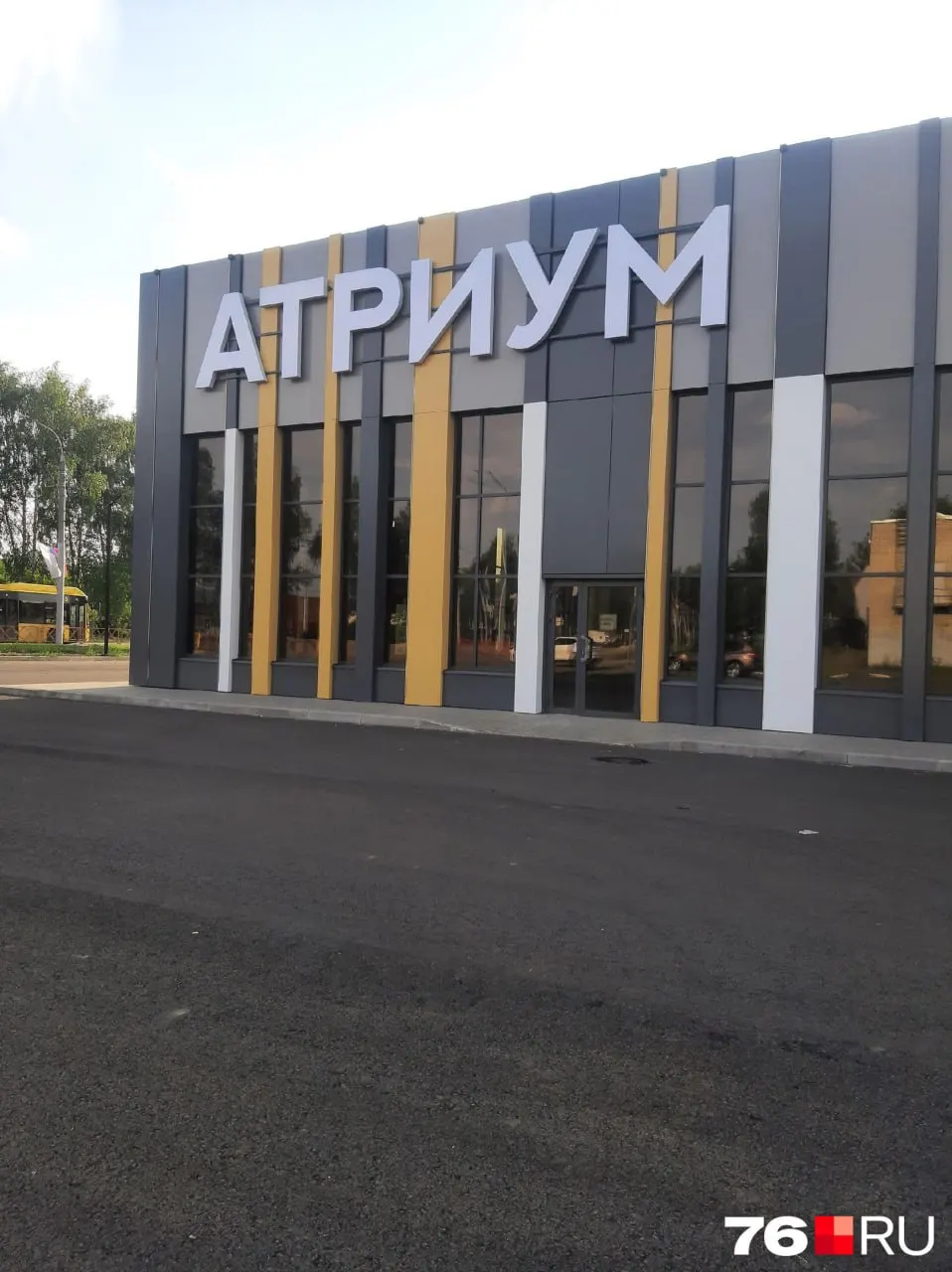 Возле спортивно‑развлекательного центра на Ленинградском проспекте и улице Колесовой демонтировали строительный забор; фасад оформлен, но точная дата открытия пока не известна.