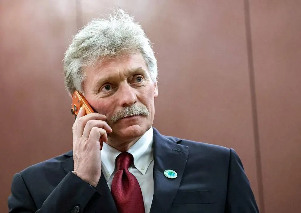 Представитель Кремля Дмитрий Песков заявил, что контакты с мессенджером ведутся, но значительной активности со стороны сервиса пока нет. Ограничения и замедления фиксировались в 2025–2026 годах, при этом Telegram остаётся широко используемым.