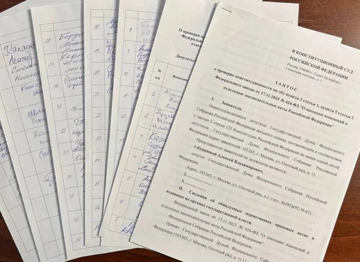 Алексей Куринный собрал 73 подписи депутатов для запроса в КС о проверке закона об обязательной отработке студентов-медиков, тогда как для коллективного обращения нужно 90 подписей.
