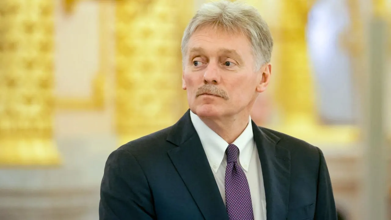 Пресс‑секретарь президента заявил, что вмешательство западных стран превратило спецоперацию в войну. По его словам, Запад помогает наводить зарубежное вооружение на российские цели; удары по гражданской инфраструктуре названы террористическими. Россия сохраняет готовность к переговорам.