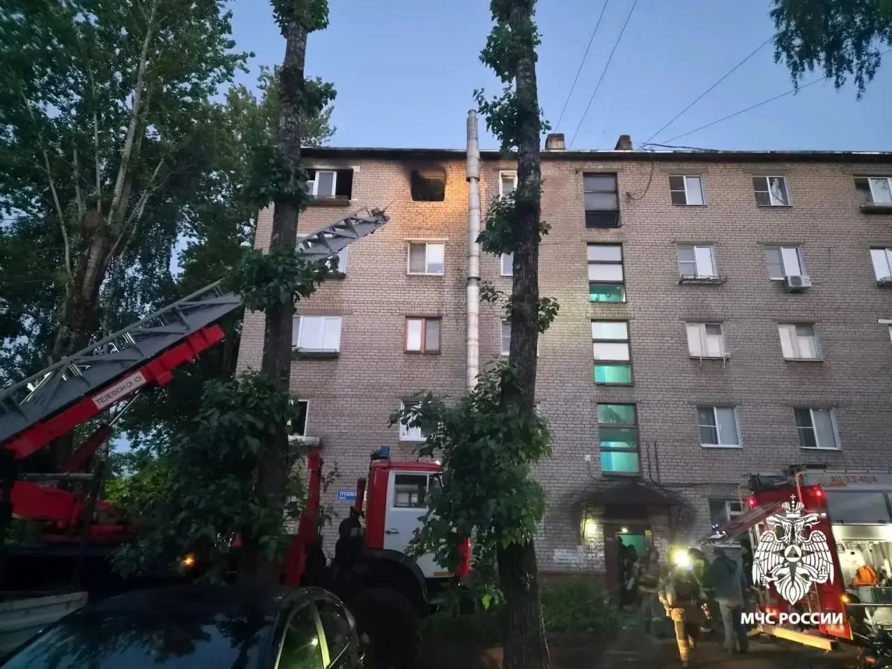 Рано утром 17 июля в пятиэтажном доме на Тутаевском шоссе возник пожар. Из здания эвакуировали 20 человек, четырёх человек спасли, один получил травму; возгорание было потушено к 04:01.