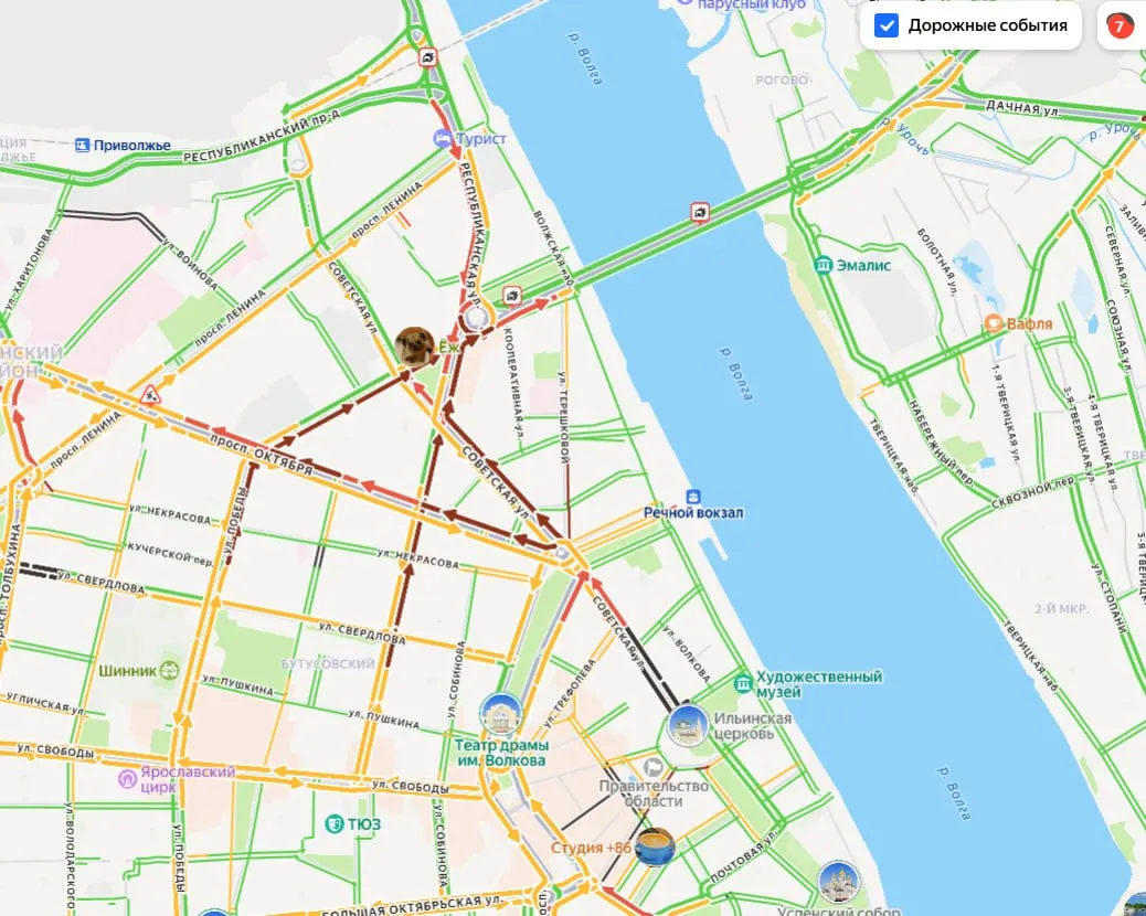 В центре города возник большой затор: очевидцы сообщают, что посреди проезжей части осталась половина автобуса. Перед Октябрьским мостом и на нём отмечены аварии, движение оценивают в 7 баллов.