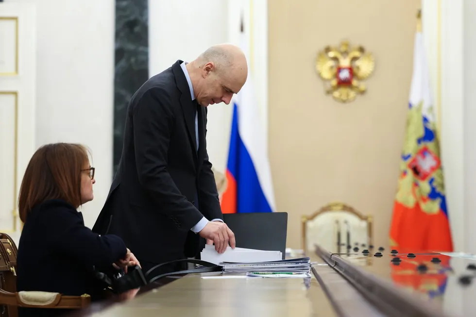 Закон даёт Министерству финансов возможность оперативно увеличивать бюджетные расходы и занимать сверх прежних лимитов. Это упрощение процедур скрывает серьёзные риски: рост дефицита, инфляция, более высокая ключевая ставка и падение предсказуемости для бизнеса.