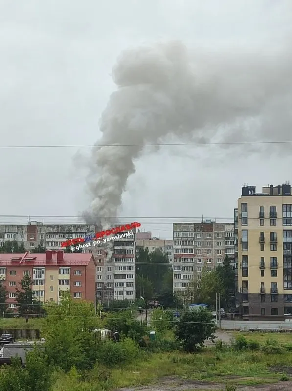 Утром 26 июля в Заволжском районе Ярославля в девятиэтажном доме на Яковлевской, 16 произошёл пожар в квартире. Спасатели эвакуировали двух человек, их состояние пока не уточняется.