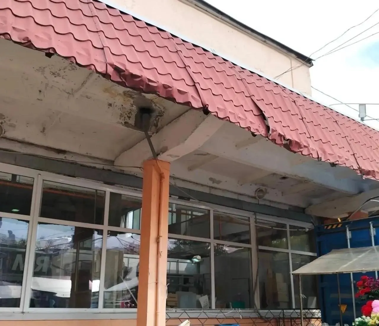 Инспекция жилищного надзора выявила нарушения благоустройства: фасад и территория Ленинского рынка содержатся ненадлежащим образом, собственника уже неоднократно привлекали к ответственности.