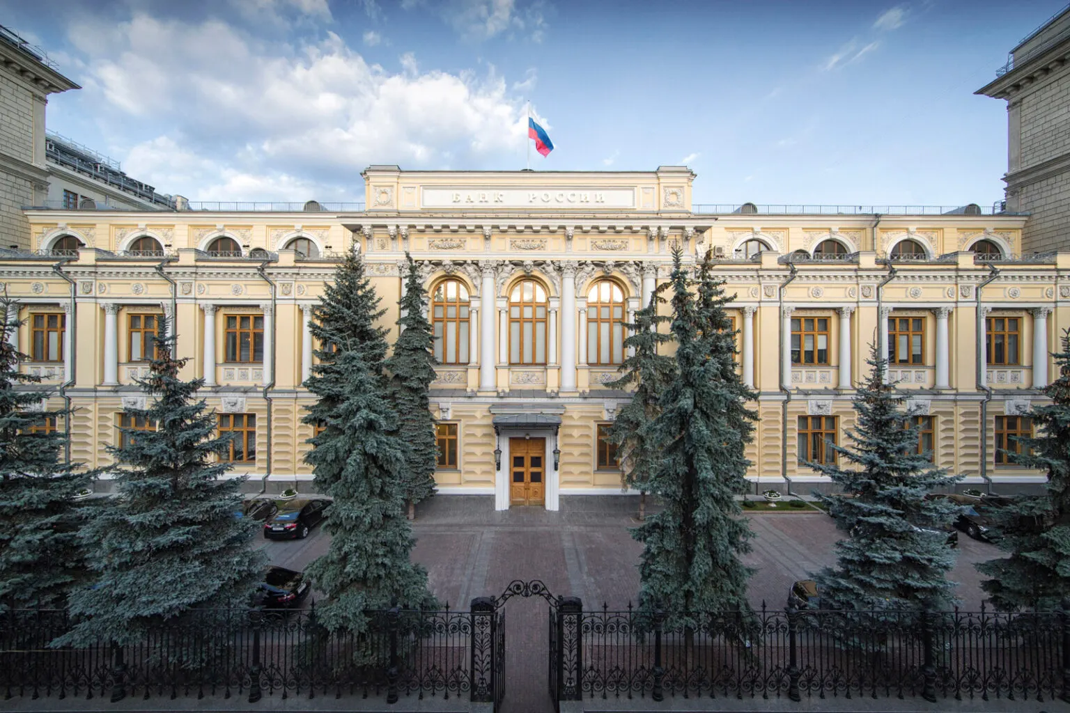 Центробанк ухудшил среднесрочный прогноз: возможен нулевой рост ВВП в 2026 году, инфляция ожидается на уровне 6–7%, при этом прогнозируется рекордный с пандемии дефицит бюджета.