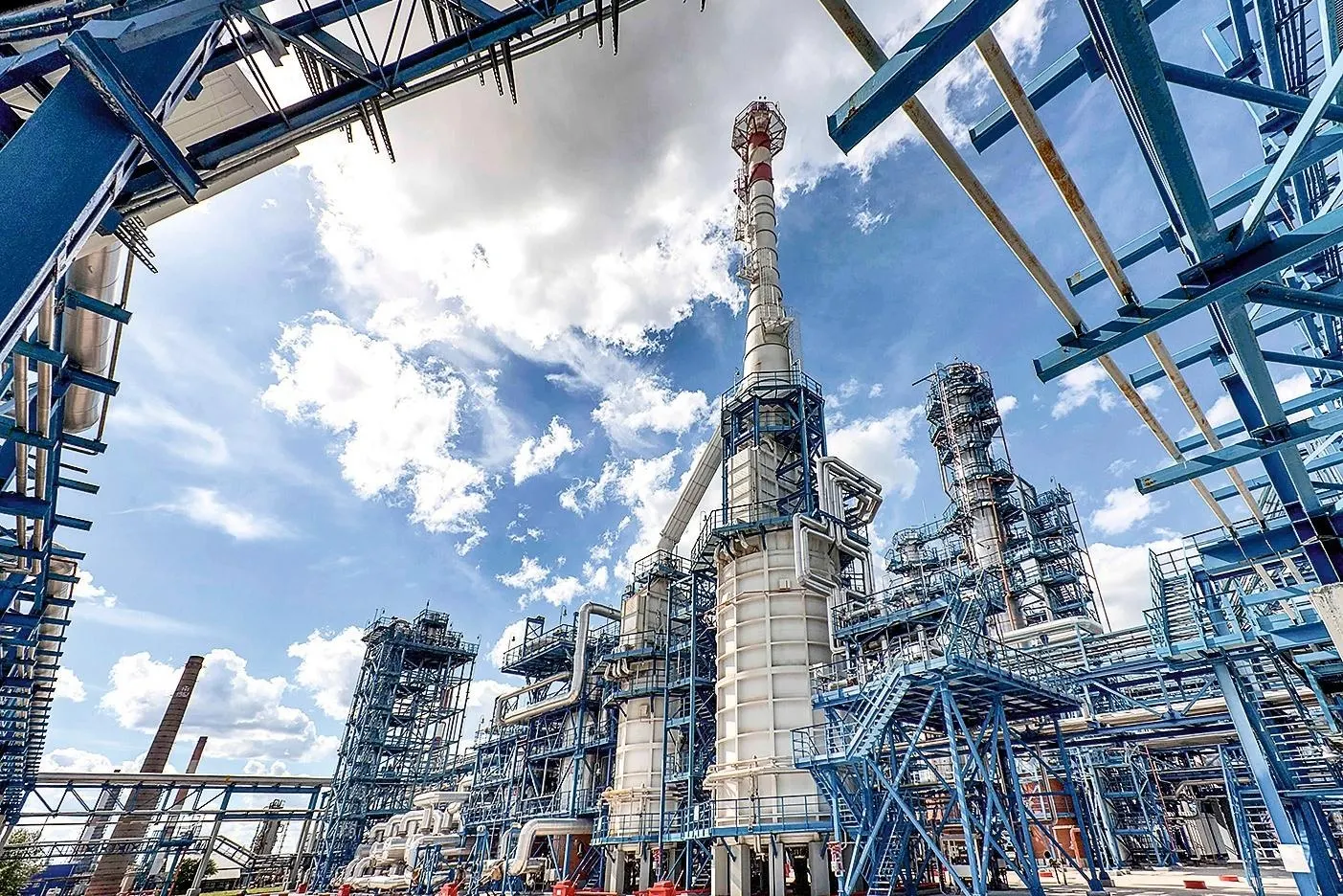 В июне государственные выплаты нефтепереработчикам достигли 210,6 млрд руб. — мера направлена на удержание большего объёма бензина и дизеля внутри страны, чтобы избежать дефицита и сдержать рост цен.