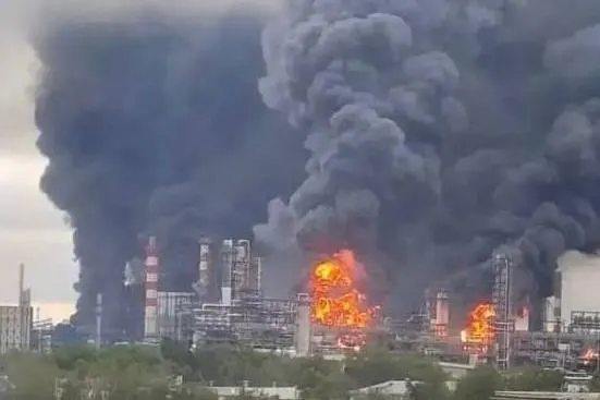 После атак и аварийной остановки ряда заводов существенная часть российских НПЗ временно не выставляет топливо на Петербургскую биржу — это снижает предложение и усложняет восстановление рынка.