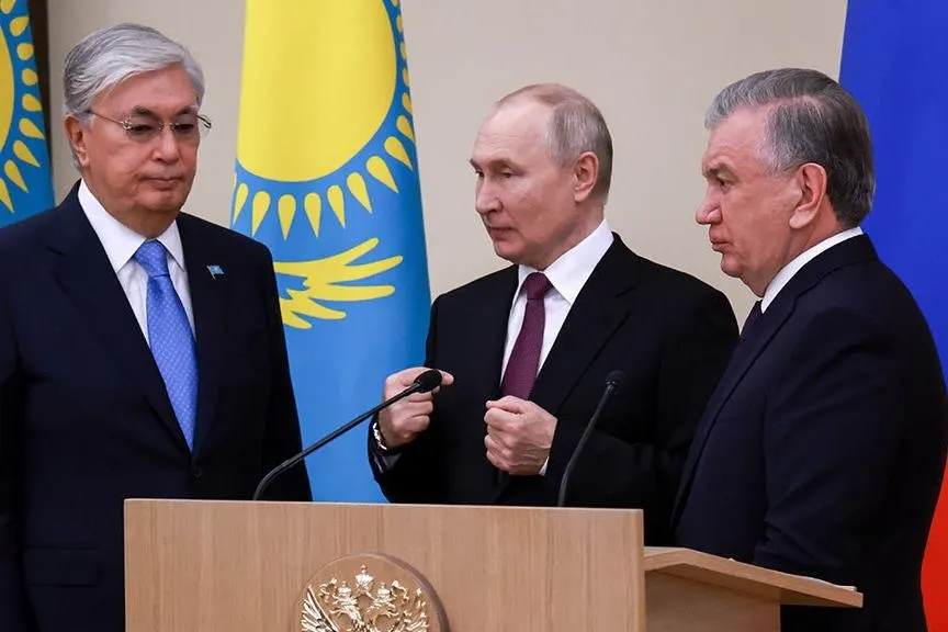 Российский президент поручил правительству согласовать с Казахстаном и Узбекистаном корректировки действующих договоров о военно‑техническом сотрудничестве. Изменения обсуждаются на фоне международных ограничений на поставки военных и двойного назначения товаров.