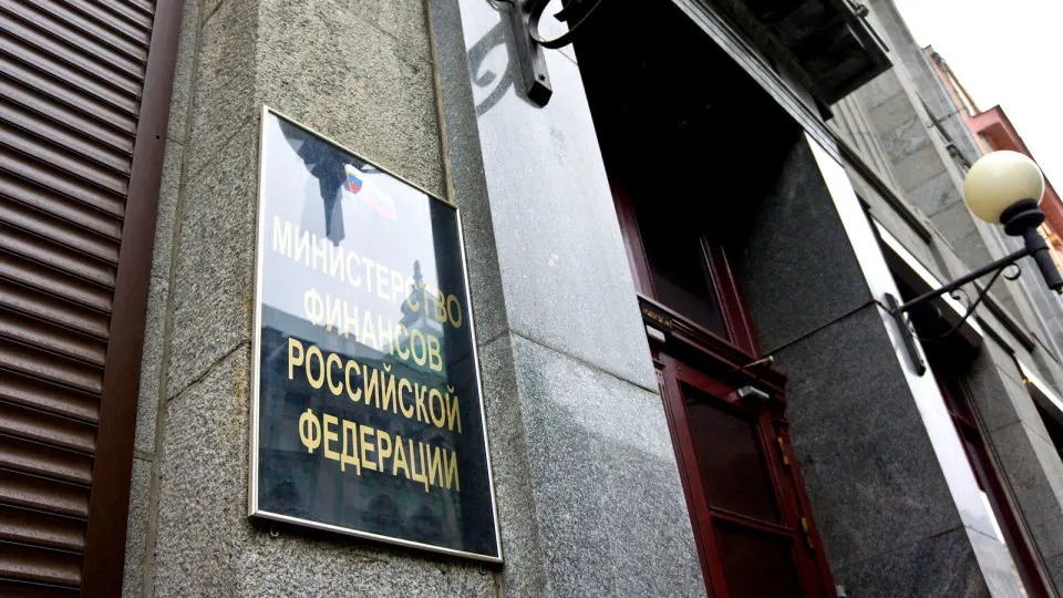 Размещения облигаций федерального займа прекращены «в целях стабилизации рыночной ситуации». Цены на ОФЗ упали, доходности выросли выше 16% по долгим выпускам, а последние аукционы завершались неудачно.