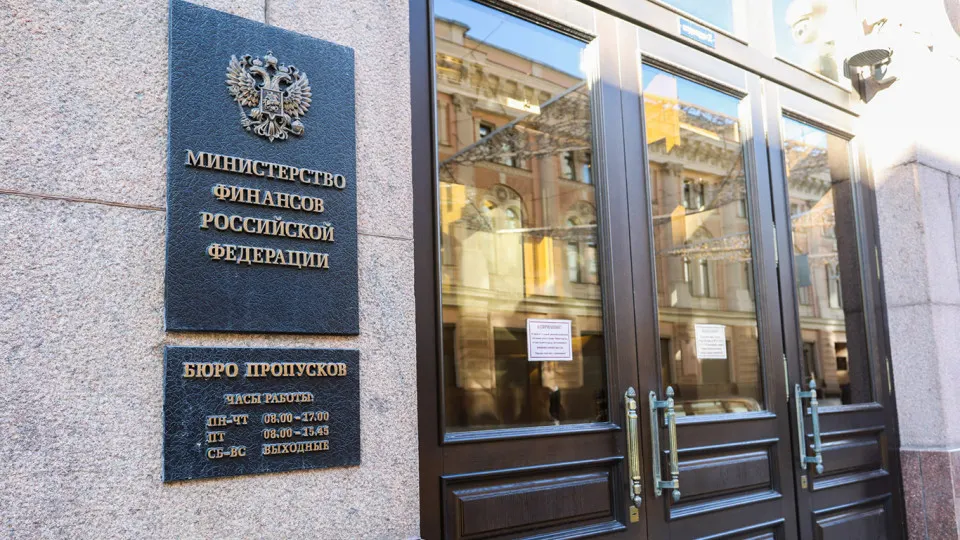 Аналитики отмечают резкий рост государственного долга и затрат на проценты: к 2028 году долговая нагрузка может приблизиться к 20% ВВП, а обслуживание долга превратилось в одну из крупных статей расходов.