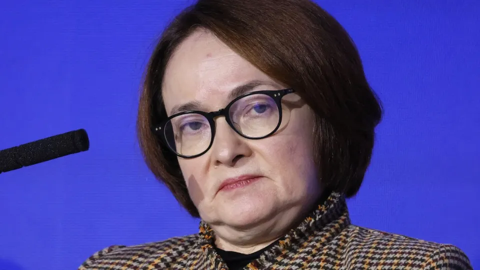 Процентные свопы и межбанковские ставки превысили «ключ» ЦБ — рынки всё чаще учитывают вероятность окончания цикла снижения и возможного роста ставки на горизонте года‑двух из‑за ускорения инфляции, вызванной дефицитом и удорожанием топлива.