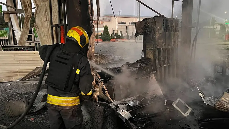 Ночью 1 июля российские силы нанесли удар беспилотниками по Днепропетровской области: повреждены пять автозаправок, одна женщина погибла, три человека ранены. Тем временем в самой России наблюдается масштабный дефицит топлива, рост цен и экстренный импорт.