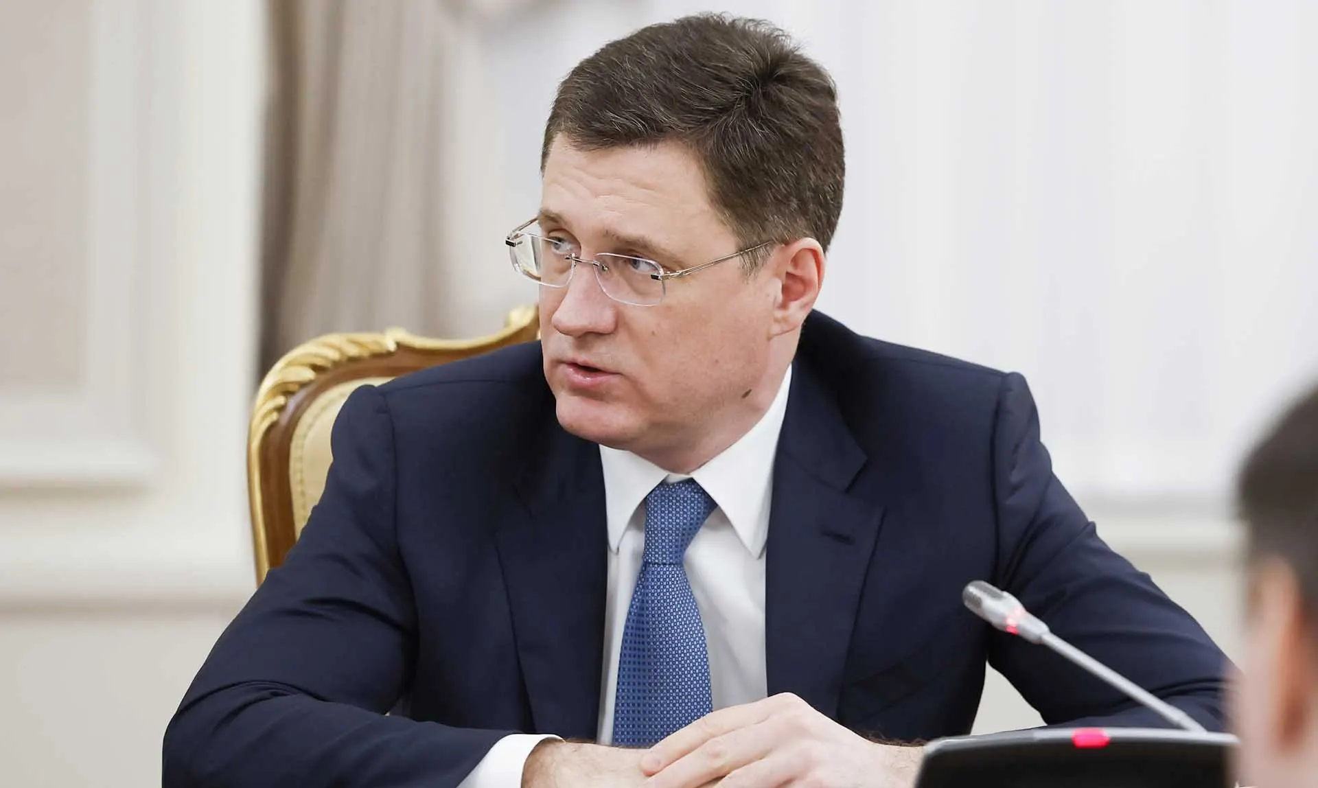 Вице‑премьер заявил, что в целом в стране хватает бензина и дизельного топлива; локальные перебои связаны с логистикой и оперативно устраняются. Отдельные регионы вводили режим повышенной готовности из‑за нехватки горючего.