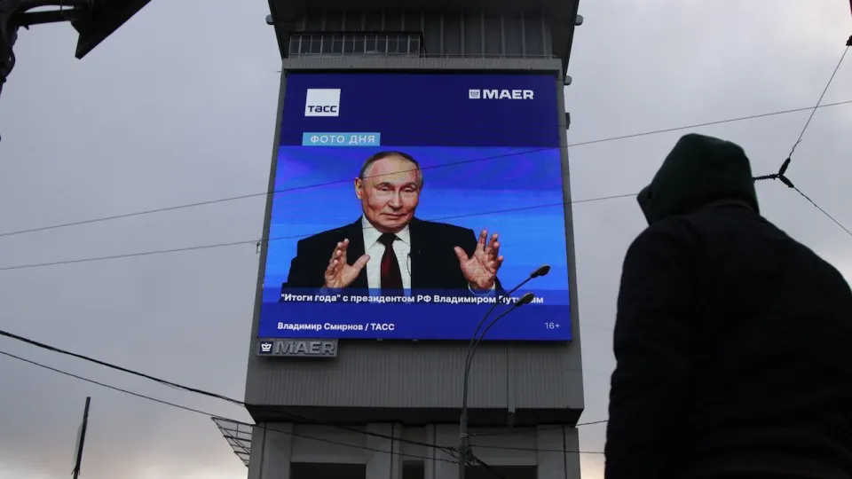 Минэкономразвития отмечает рост ВВП на 0,3% за первое полугодие 2026 года, однако рост резко замедлился по сравнению с прошлым годом, а гражданские сектора продолжают сокращаться.