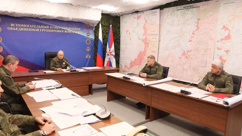 На совещании с военными президент поручил изучить участие союзников Украины в боевых действиях и объявил о продолжении массированных ударов по объектам, обеспечивающим функционирование страны.