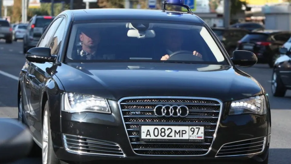 В нескольких регионах России автозаправки начали отпускать топливо в первую очередь госслужащим и спецтранспорту. Дефицит и очереди связаны с ударами по нефтеперерабатывающим мощностям и падением объёмов переработки.