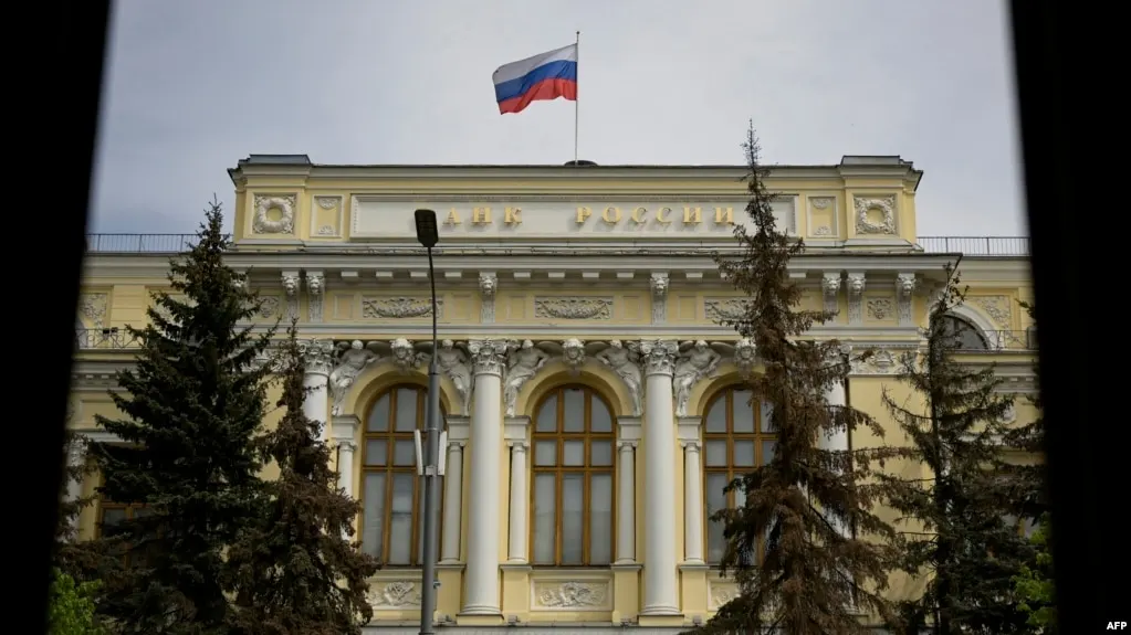 ЦБ расширил перечень криптовалют, доступных на биржах: Bitcoin, Ethereum и USDT. Неквалифицированным инвесторам разрешен годовой лимит в 300 тысяч рублей; закон о цифровых валютах вступит в силу с 1 сентября 2026 года.