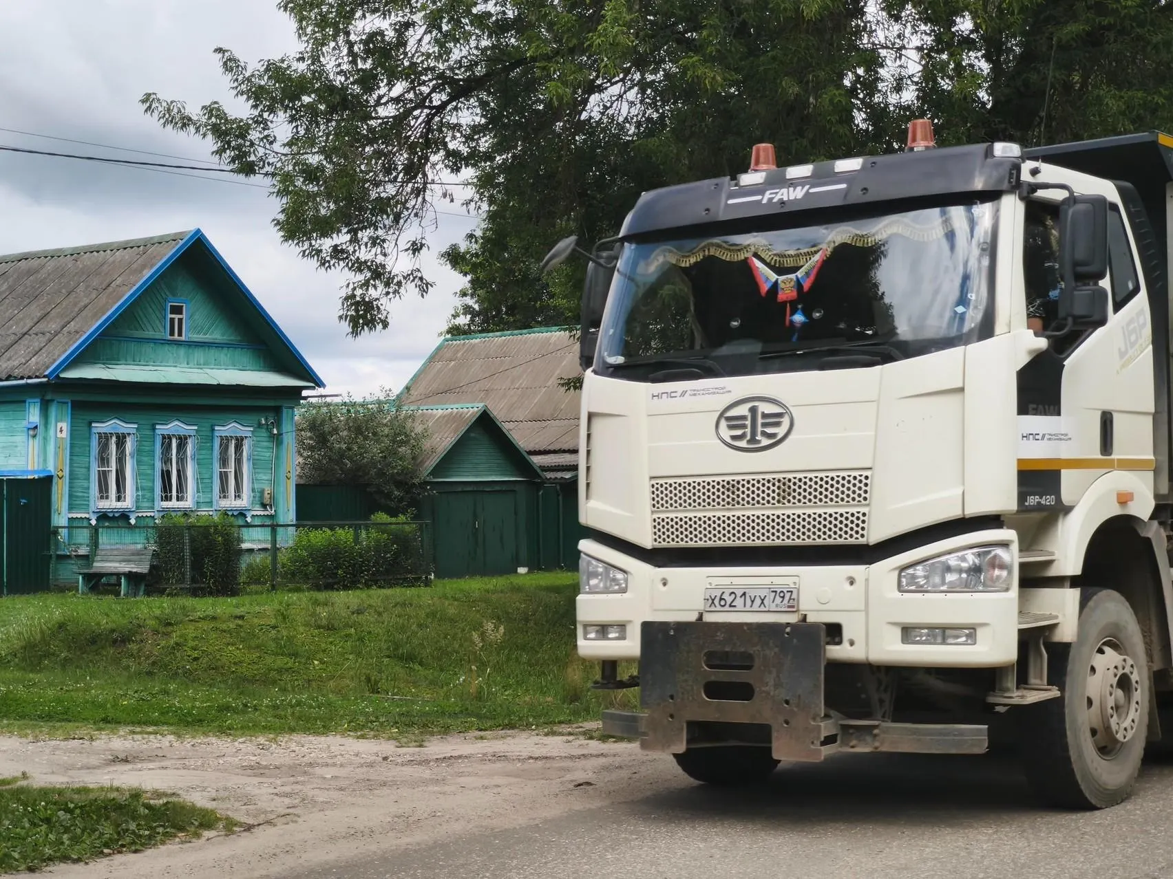 Жильё частично конфисковано, рядом с домами появляются грузовики и поезда — жители адаптируются к новым реалиям трассы.