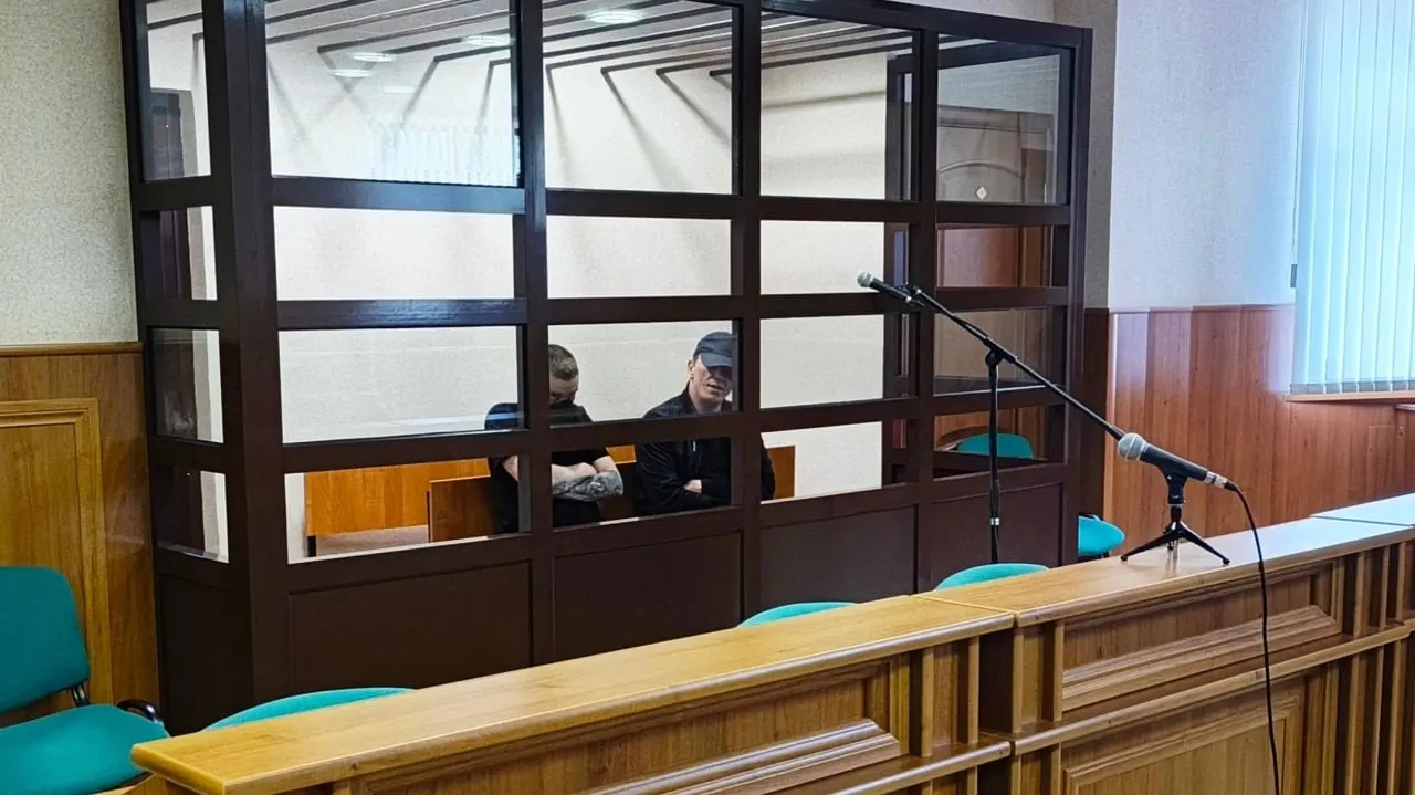 Суд вынес наказание двум гражданам за сотрудничество с украинской террористической организацией, поджог релейной подстанции и нанесение граффити на здания. Приговор включал крупный штраф и ограничение свободы.