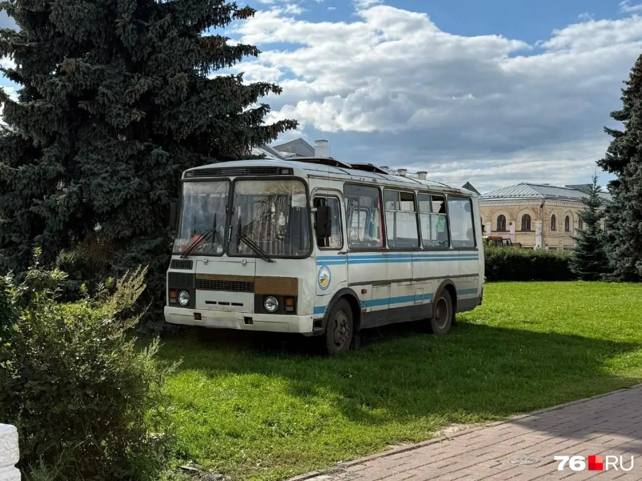 Горожане возмущены: автобус занял газон прямо напротив здания мэрии и правительства. Место не огорожено, а транспорт обещали убрать.