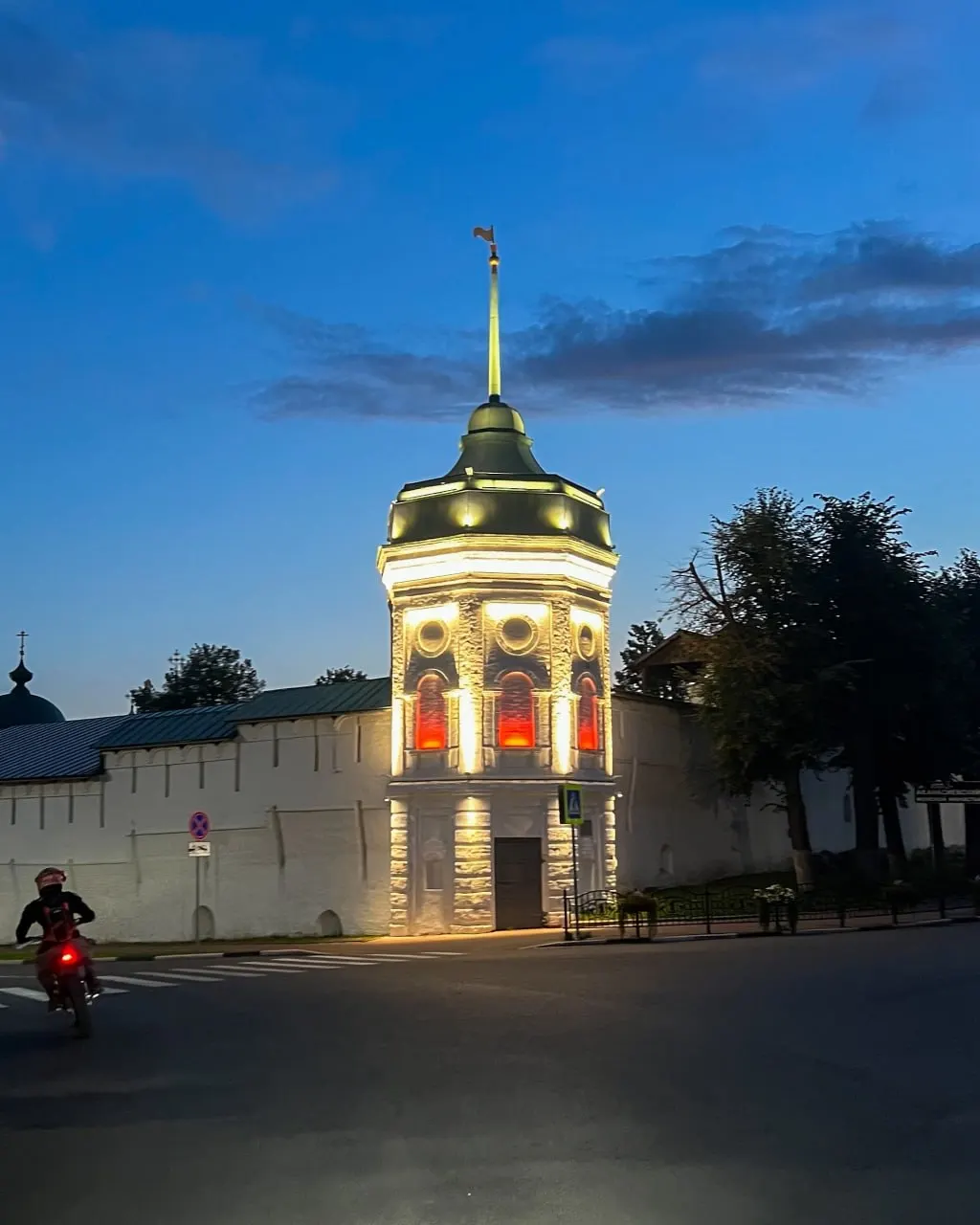 В Ярославле на Спасо‑Преображенском монастыре появилась новая колористическая подсветка. Одни жители восхищаются, другие опасаются искажения исторического облика памятника.