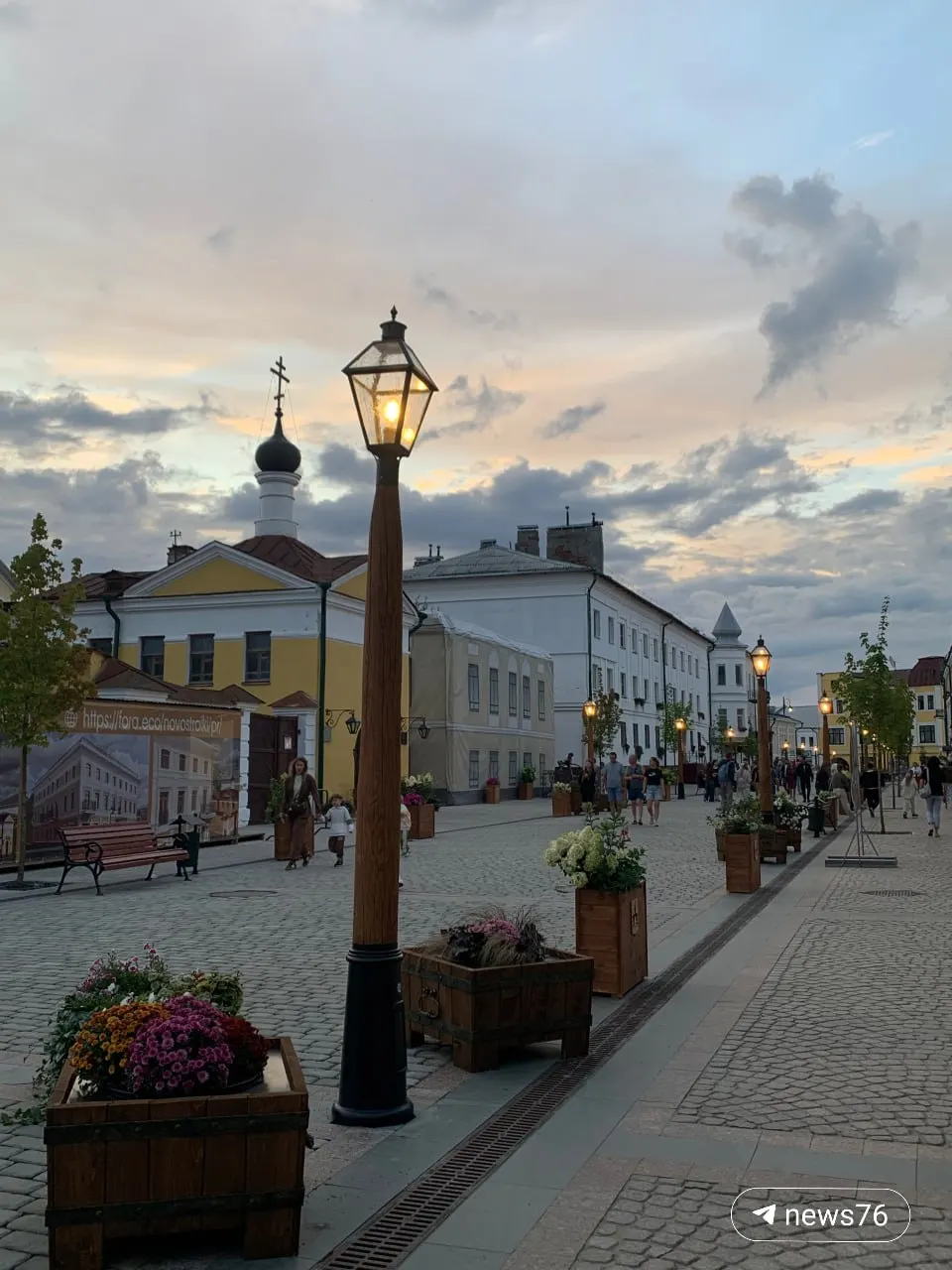 Новые пешеходные зоны в Ярославле и Рыбинске получили зелёные насаждения и современную плитку, но жители отмечают неясность назначения некоторых элементов и остаточные недоделки.